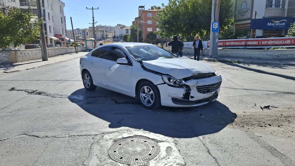 Kütahya'da Otomobil, Halk Otobüsüne Çarptı (2)