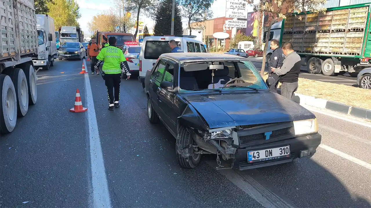 Kütahya’da Otomobil Motosiklete Çarptı, 1 Ağır Yaralı 3