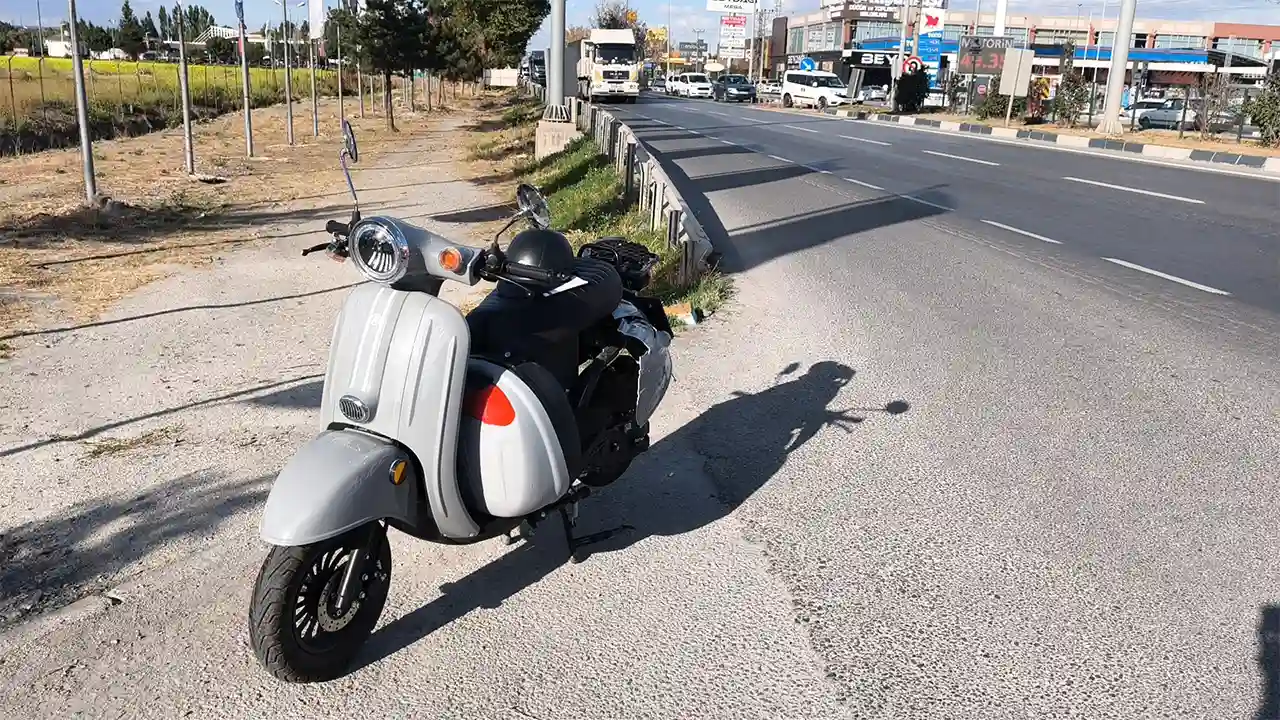Kütahya’da Otomobil Motosiklete Çarptı, 1 Ağır Yaralı 5