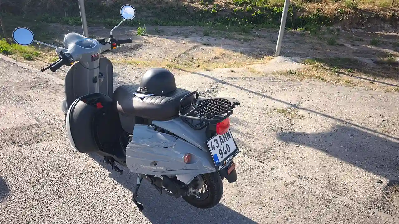 Kütahya’da Otomobil Motosiklete Çarptı, 1 Ağır Yaralı 6