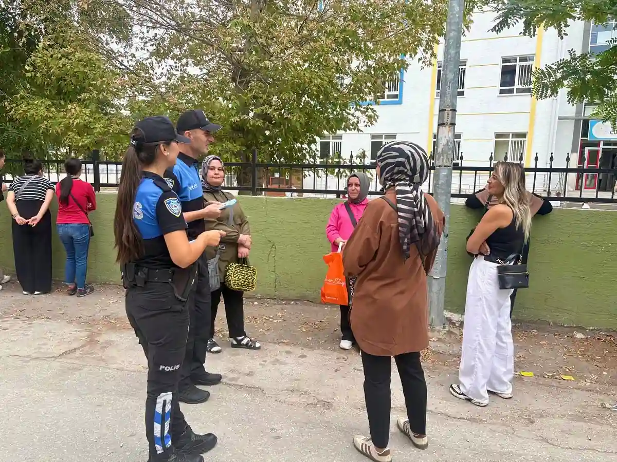 Kütahya’da Polis Ekipleri, Aileleri Bilgilendiriyor 2