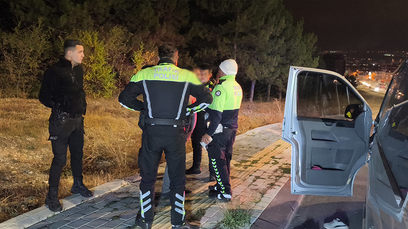 Kütahya'da Polisten Kaçan Alkollü Sürücü Ormanda Yakalandı (3)