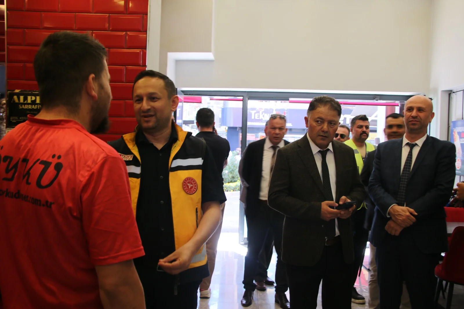 Kütahya’da Vatandaş Ve Esnafları Gezdi, “Bırakın” Dedi3