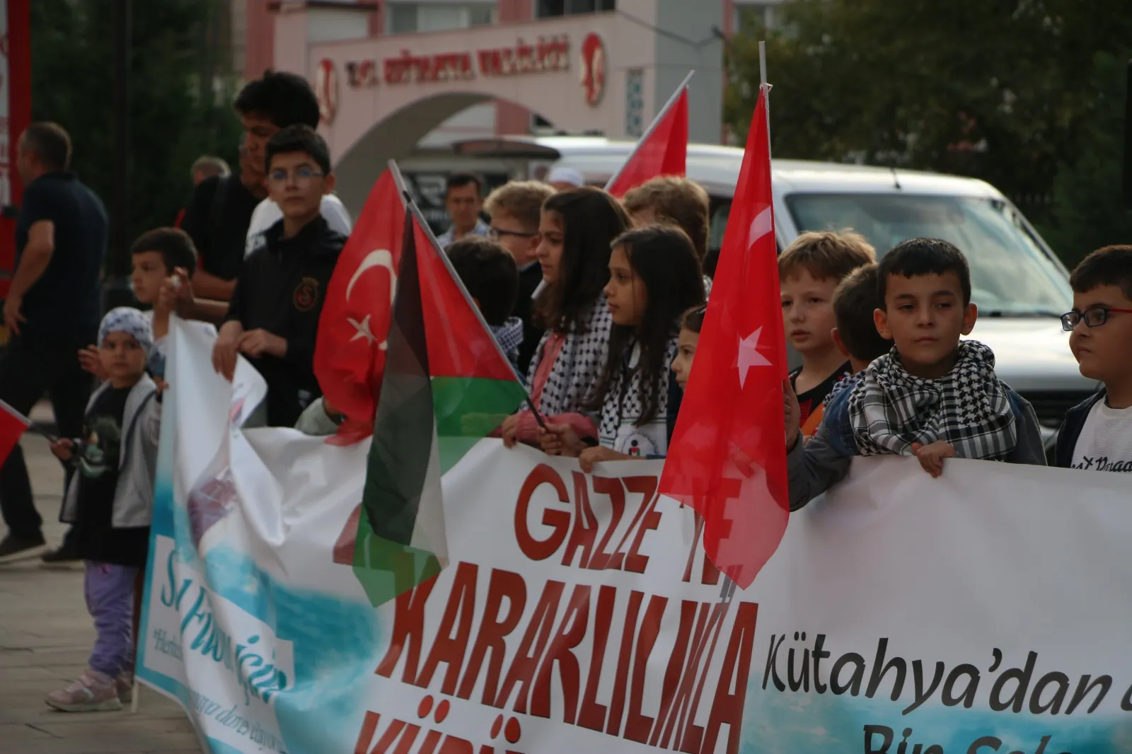 Kütahya’da Vatandaşlar Filistin’e Destek Filosu Için Yürüdü