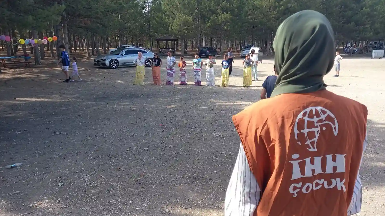 Kütahya’da Yetim Çocuklar Geleneksel Çocuk Şenliğinde Bir Araya Geldi. İhh Gönüllüleri Ile Gönüllerince Eğlenen Çocuklara, Köfte Ekmek Ikramı Yapıldı
