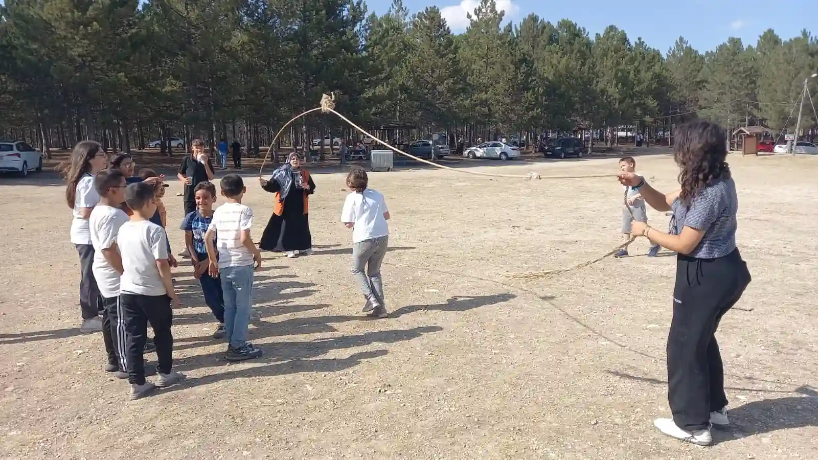 Kütahya’da Yetim Çocuklar Geleneksel Çocuk Şenliğinde Bir Araya Geldi. İhh Gönüllüleri Ile Gönüllerince Eğlenen Çocuklara, Köfte Ekmek Ikramı Yapıldı3