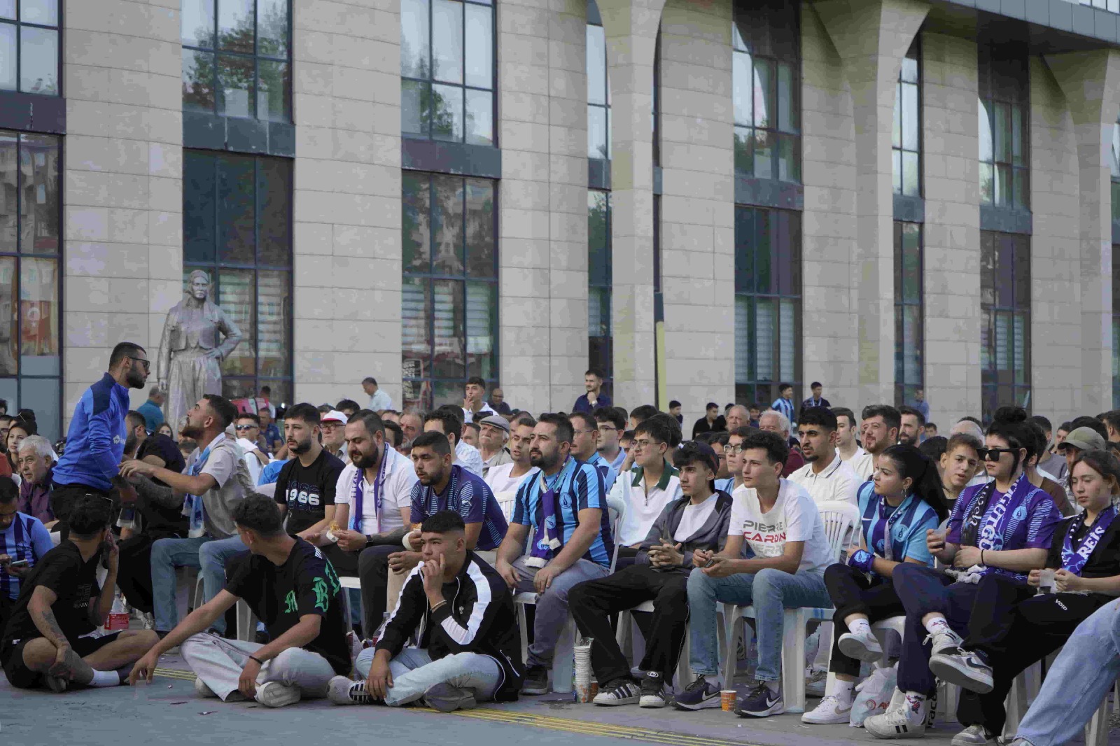 Kütahyaspor Taraftarları Maçı Dev Ekrandan Takip Etti3 (2)