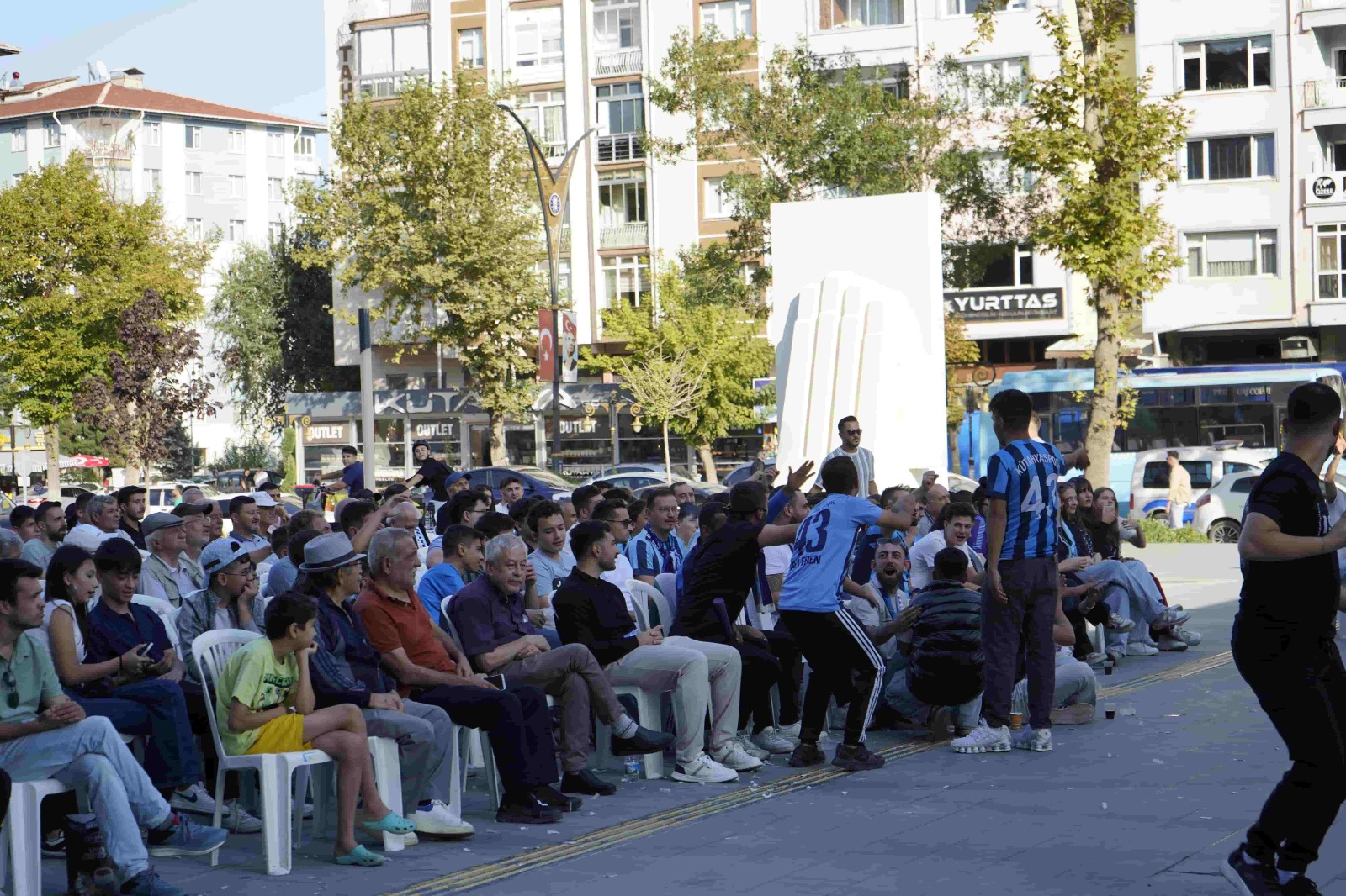 Kütahyaspor Taraftarları Maçı Dev Ekrandan Takip Etti3 (6)
