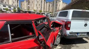 Şırnak'ta Iki Otomobil Çarpıştı 3 Kişi Yaralandı-1