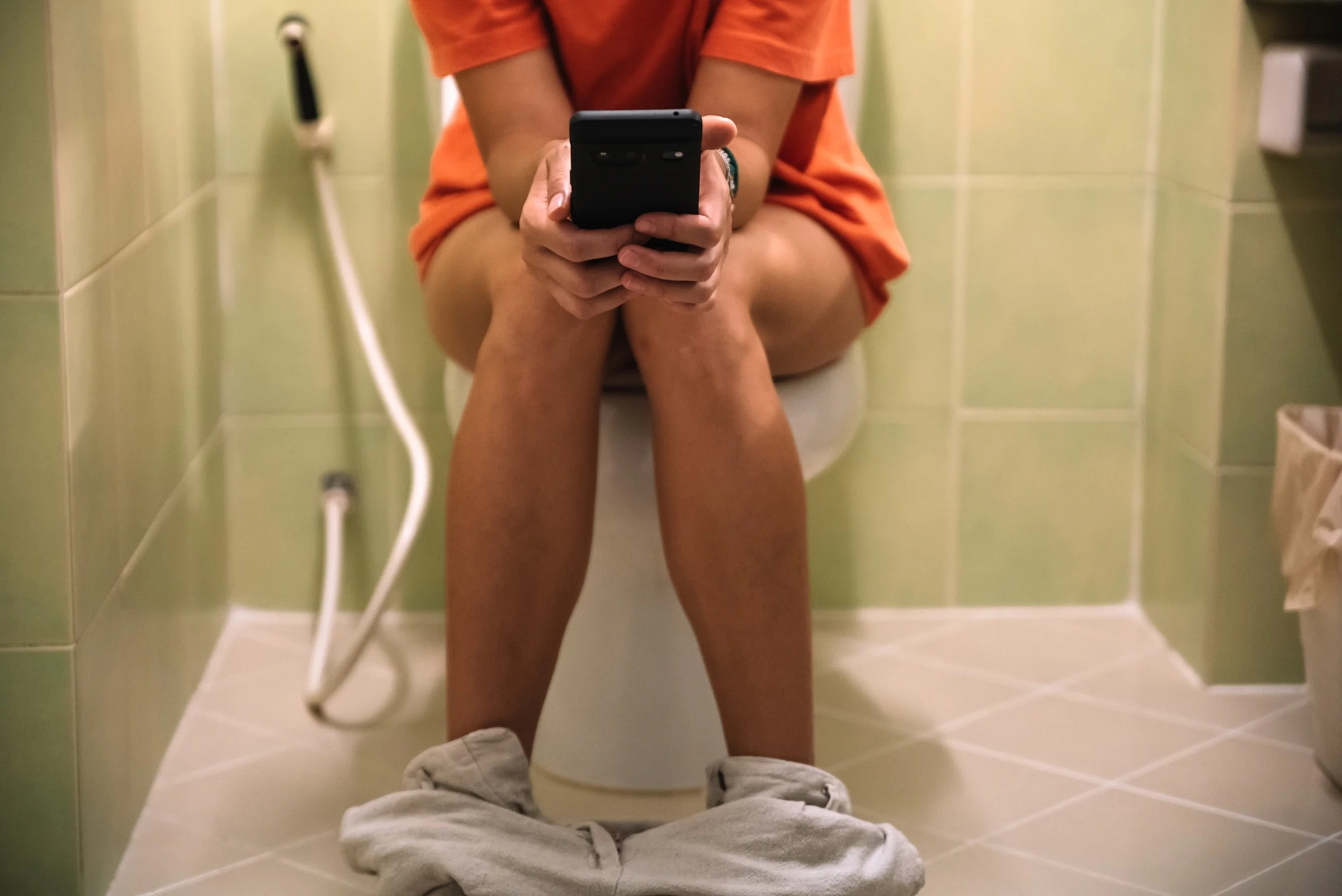 Tuvalette Telefon Kullananlarda Hemoroid Riski Yükseldi
