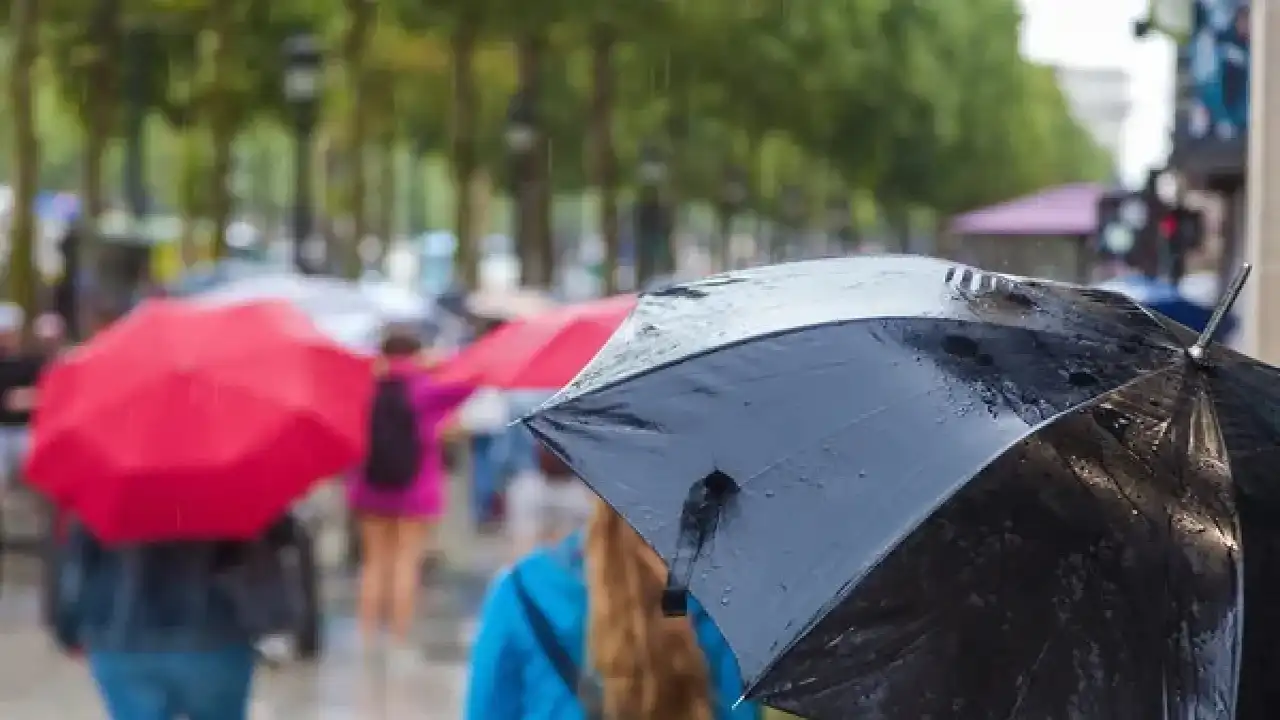Yağmurlu Havada Şemsiye Kullanırken Dikkat Edin 1