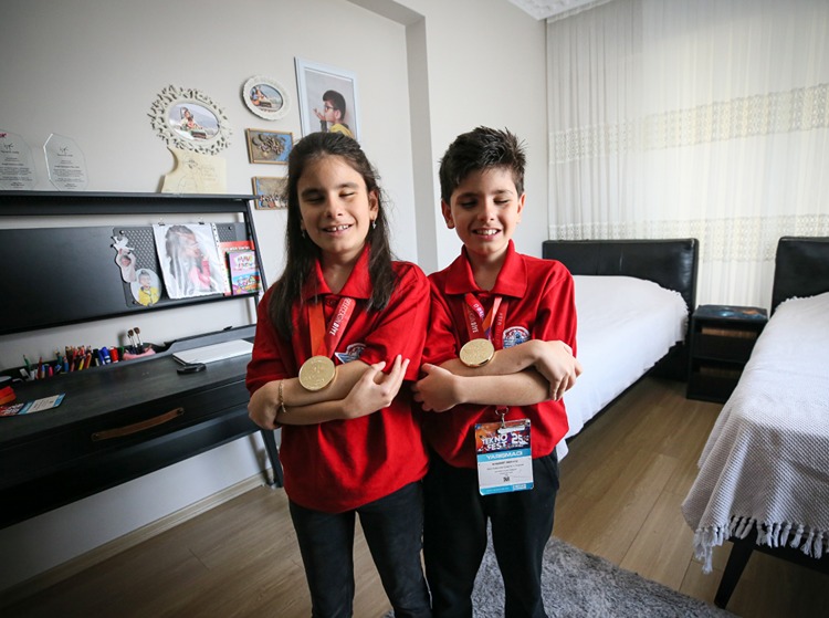 Bursa'da ikizler, TEKNOFEST'te birincilik ödülü aldı-1