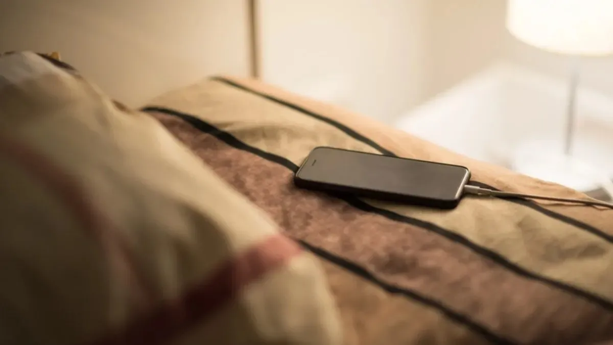 Telefonu Gece Şarj Etmek Zararlı mı? Uzmanlar Yanıtladı
