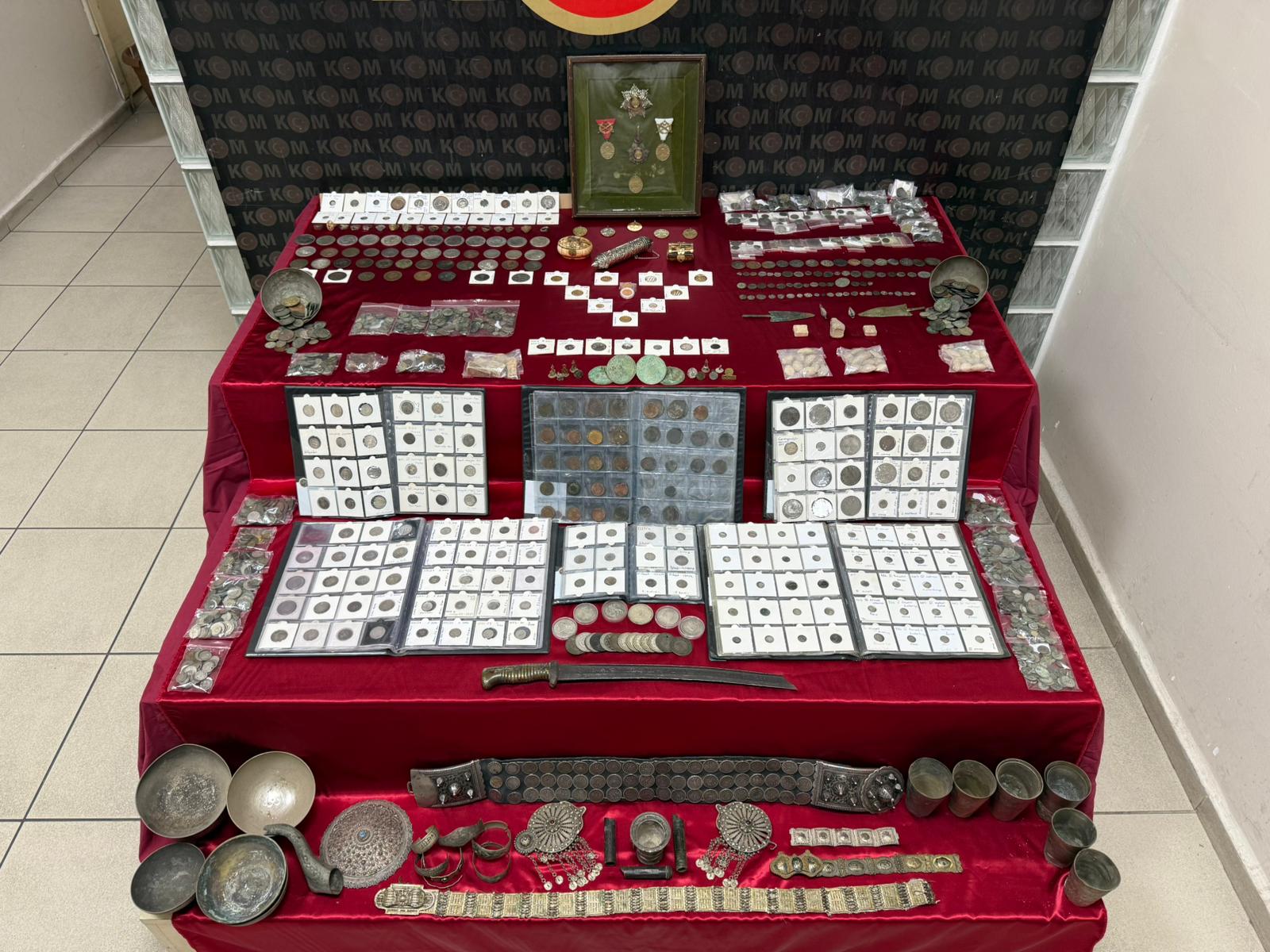 Aa 20251007 39338208 39338200 Izmirde Tarihi Eser Operasyonunda 2 Bin 433 Obje Ele Gecirildi (1)