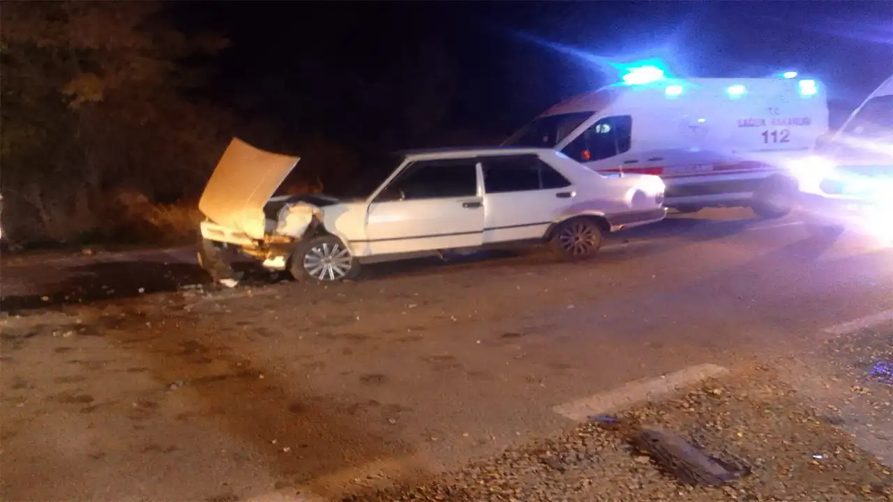 Afyonkarahisar ’Da Iki Otomobil Çarpıştı 4 Yaralı