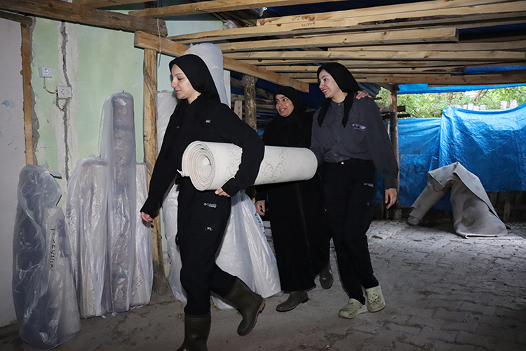 Anne Ve Kızları Halı Yıkamada Taşıma Dahil Her Işi Yapıyor 1