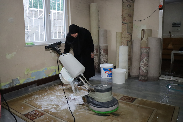 Anne Ve Kızları Halı Yıkamada Taşıma Dahil Her Işi Yapıyor 2