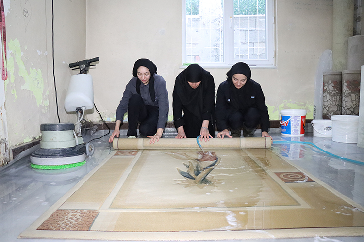 Anne Ve Kızları Halı Yıkamada Taşıma Dahil Her Işi Yapıyor 3