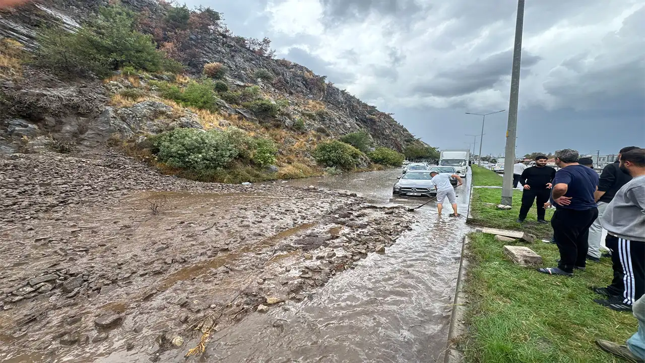 Aydın Söke Kara Yolunda Toprak Kayması Ulaşımı Aksattı