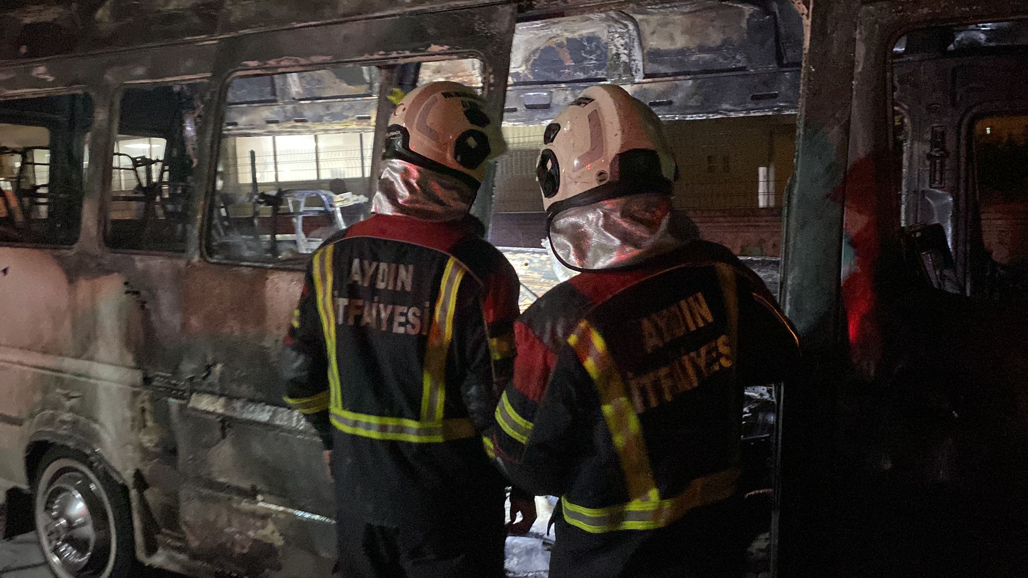 Aydın’da Park Halindeki Minibüs Alev Aldı (2)