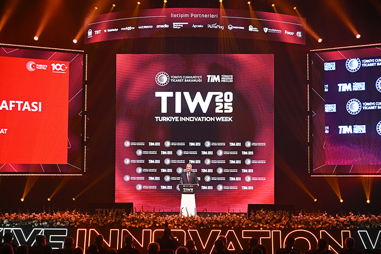 Bakan Bolat Almanya’ya 100 Togg Otomobil Ihraç Edildi1