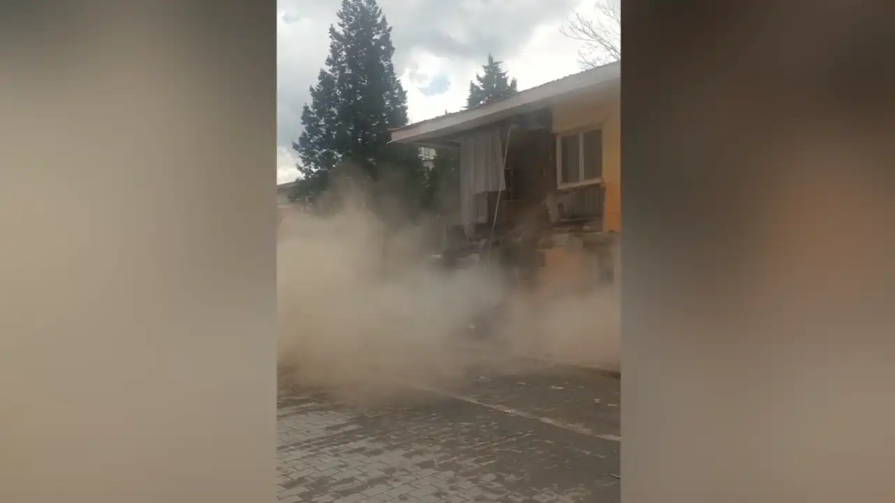 Balıkesir Sındırgı'daki Depremin Ardından 2 Katlı Bina Yıkıldı 3