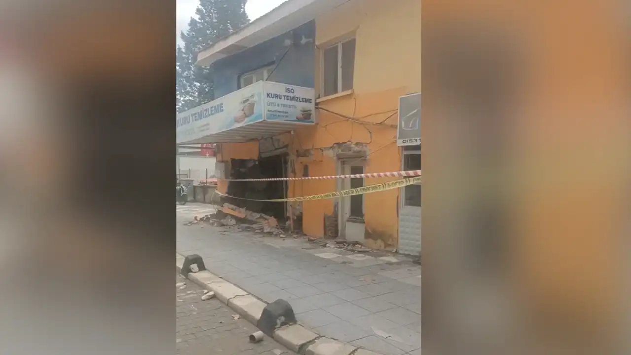 Balıkesir Sındırgı'daki Depremin Ardından 2 Katlı Bina Yıkıldı