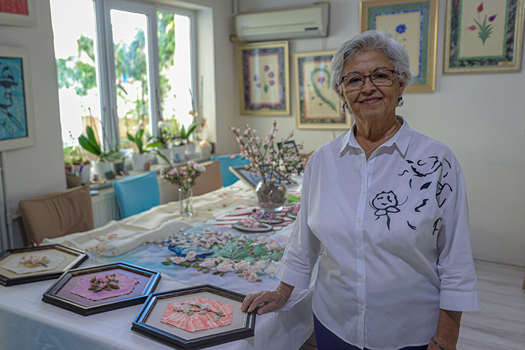 Bursa’da 31 Yıldır İpek Böceği Kozalarını Sanata Dönüştürüyor1