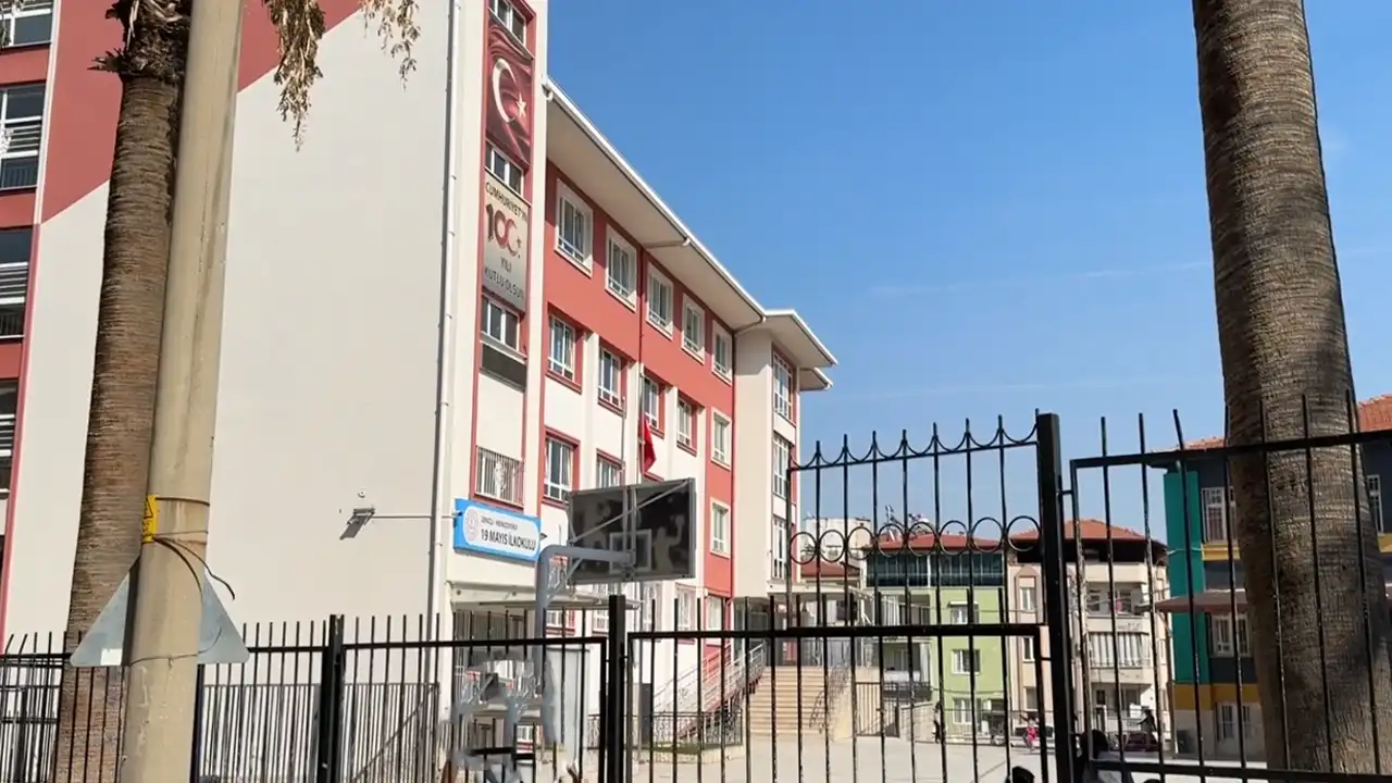 Denizli’de Okul Müdürü Silahlı Saldırıda Yaralandı1-1