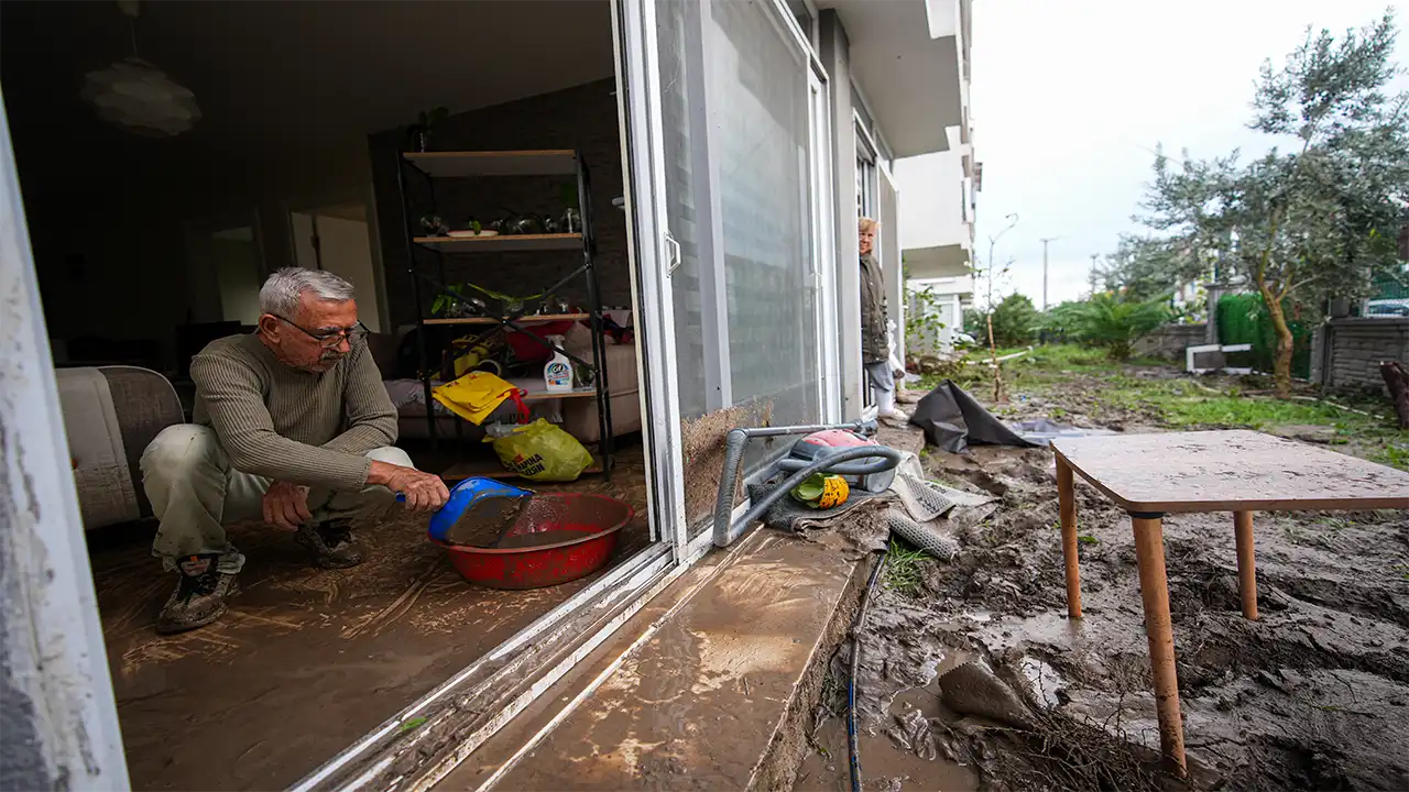 İzmir Bergama’da Sağanak Sele Yol Açtı