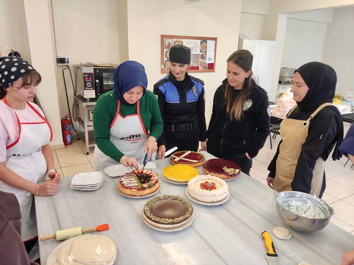 Kütahya Dumlupınar’da Gençler Pastacılıkta Yetenek Kazanıyor2