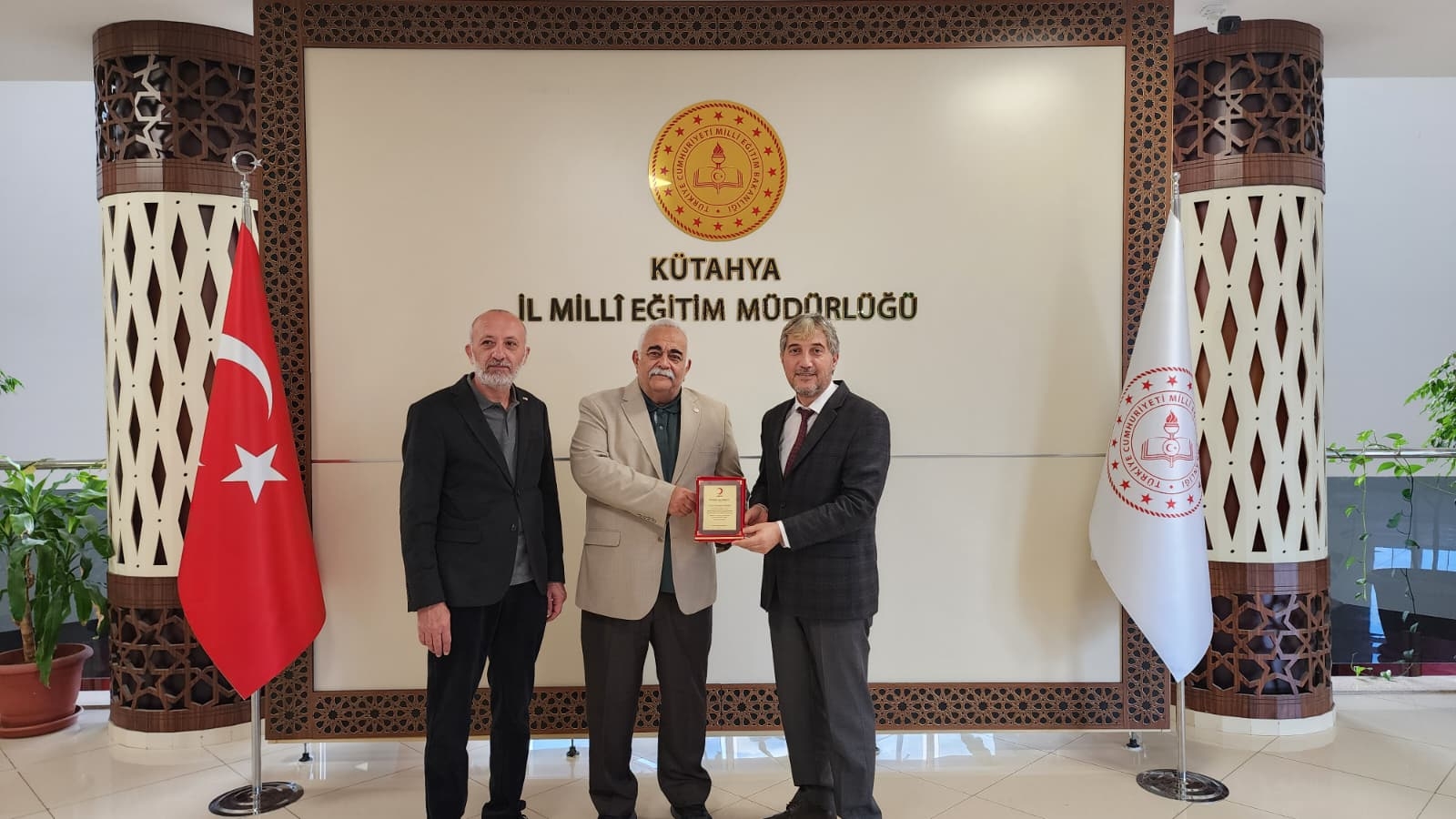Kütahya Milli Eğitim Müdürlüğüne Kızılay Ödülü1