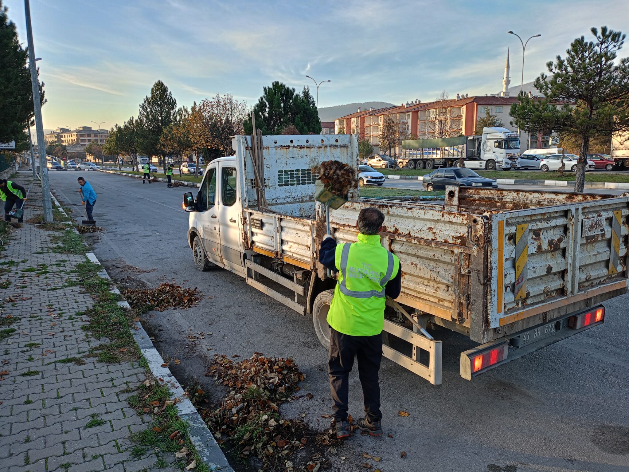 Kütahya Tren Garı Kavşağı’nda Yağmur Izgaraları Temizlendi (1)