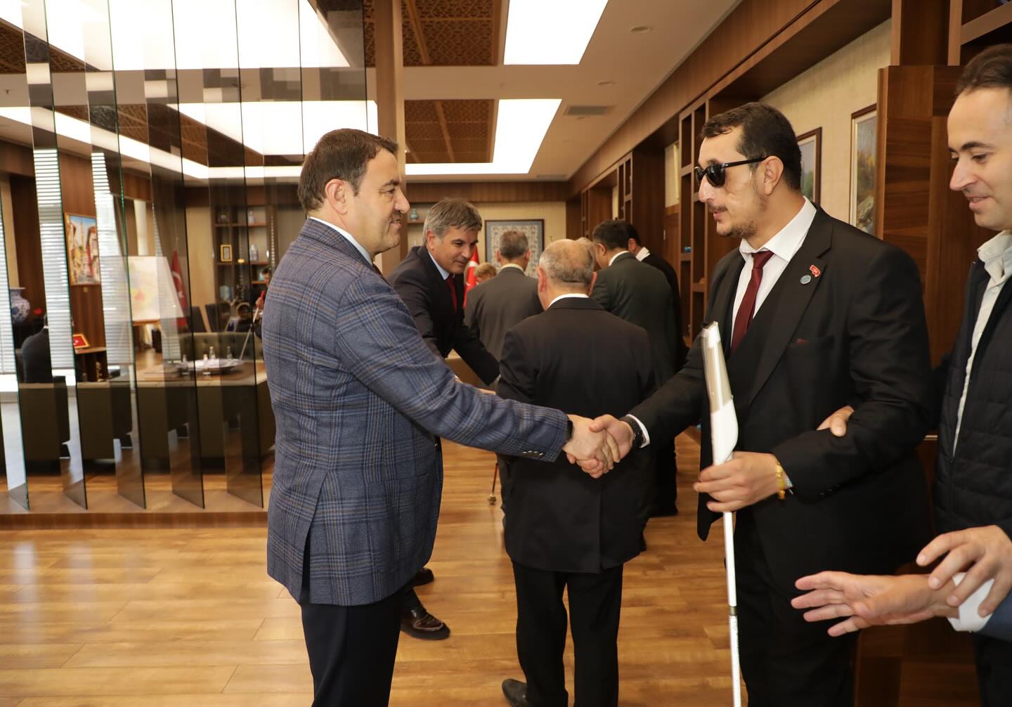 Kütahya Valisi Görme Engelliler Derneği Heyetini Kabul Etti1