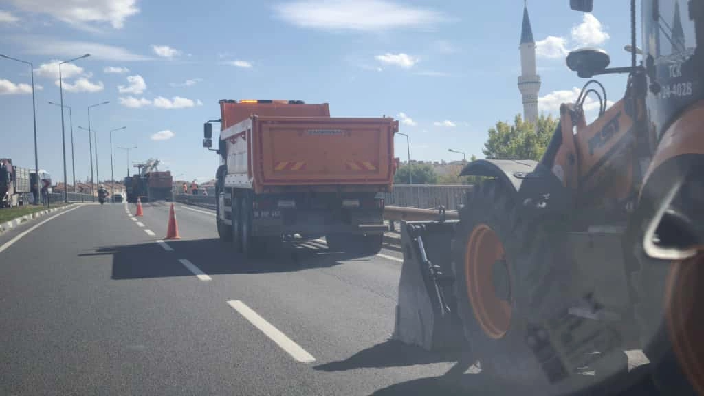 Kütahya’da Ekipler, Yol Düzeltme Çalışması Yapıyor