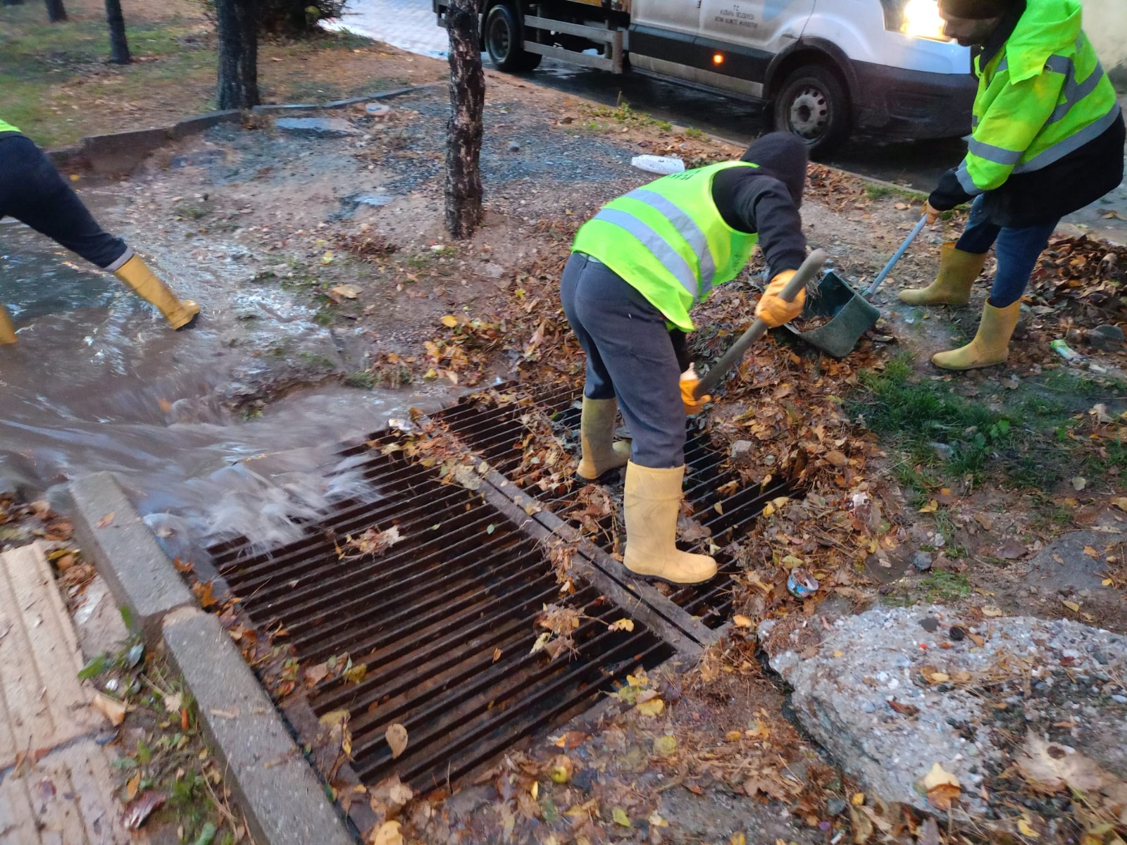 Kütahya’da Evliya Çelebi Mahallesi’nde Yağmurda Tıkanan Giderler Temizlendi 1
