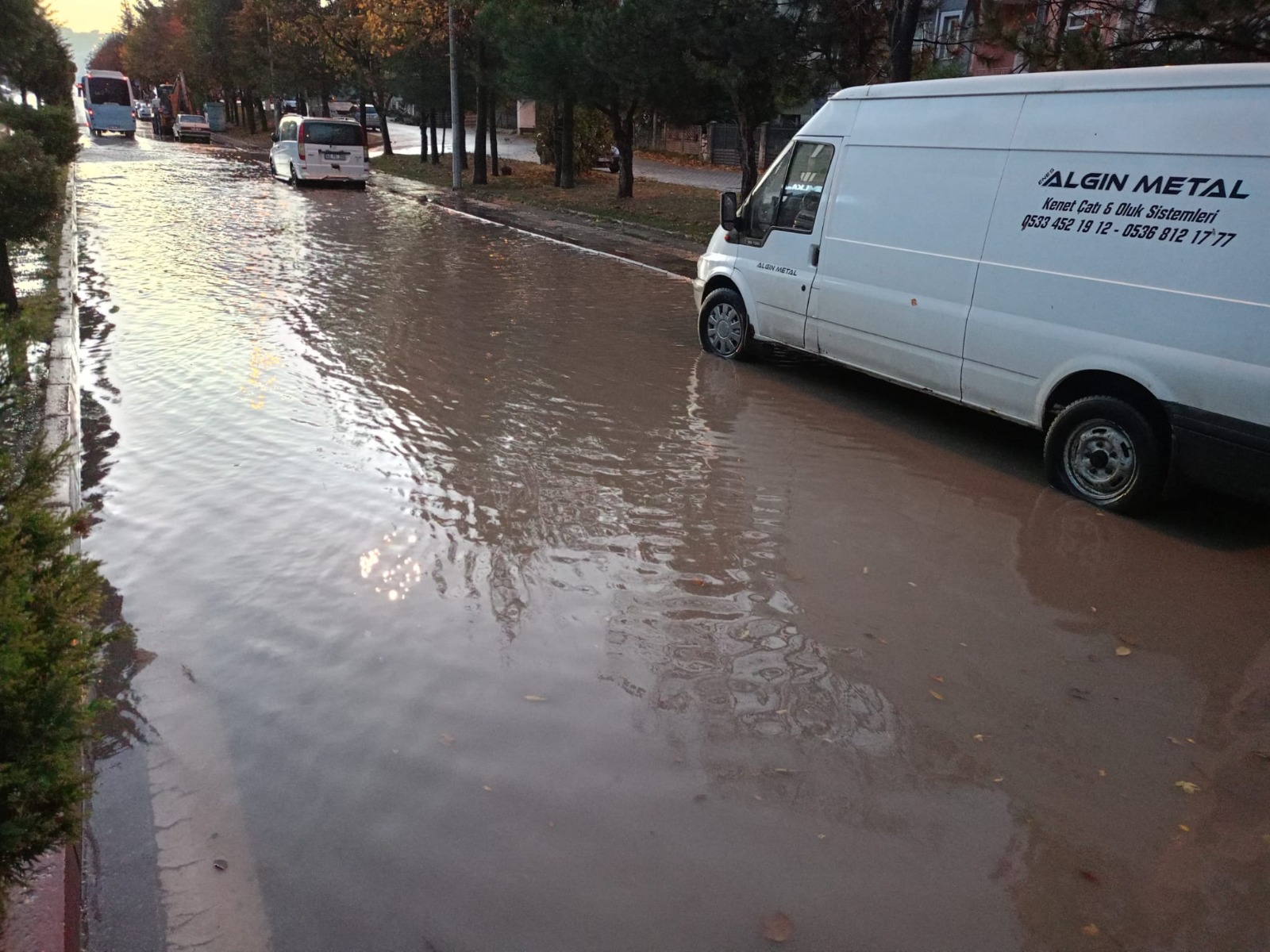 Kütahya’da Evliya Çelebi Mahallesi’nde Yağmurda Tıkanan Giderler Temizlendi 2