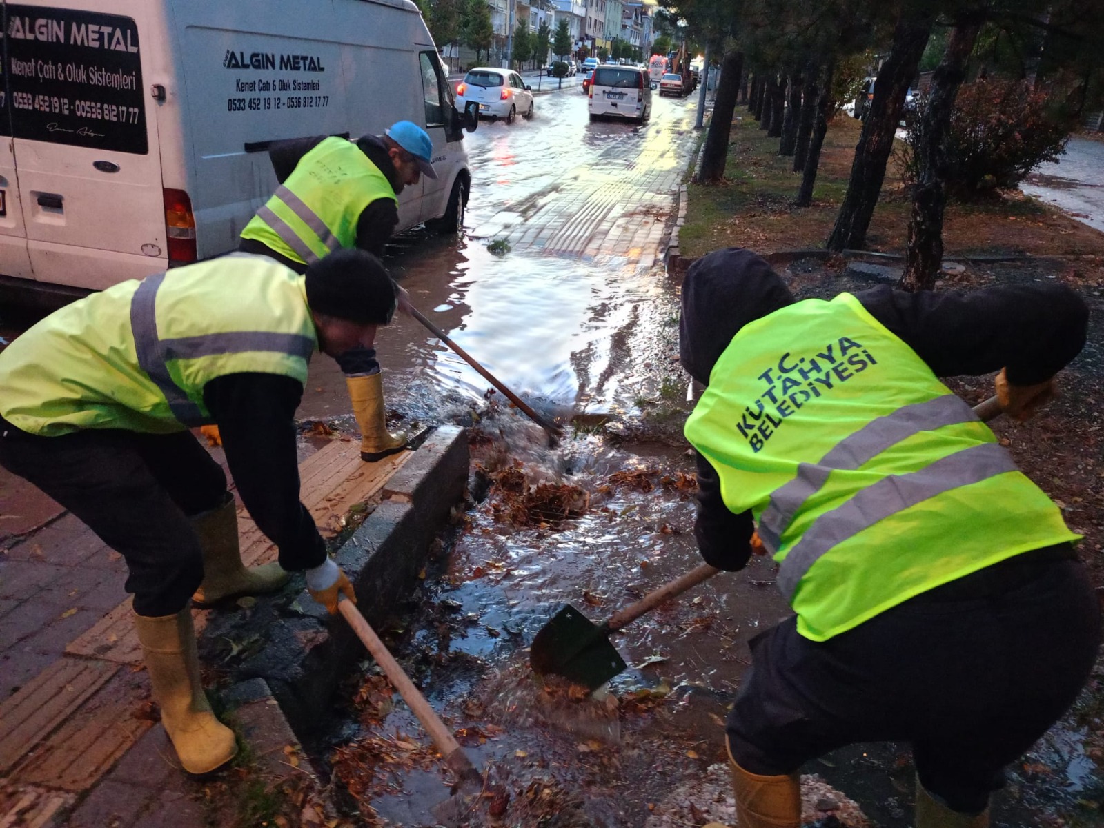 Kütahya’da Evliya Çelebi Mahallesi’nde Yağmurda Tıkanan Giderler Temizlendi