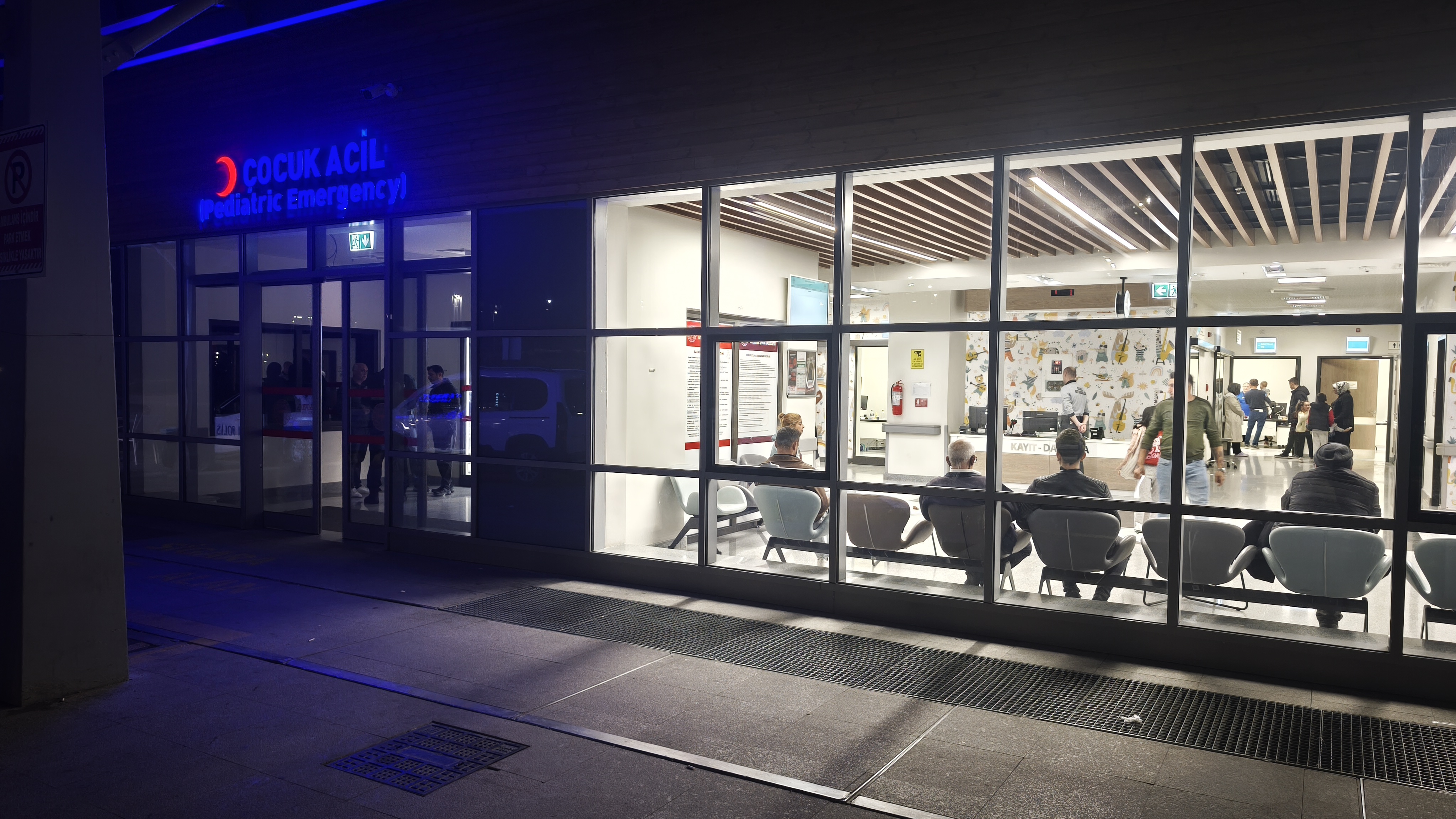 Kütahya'da Gıda Zehirlenmesi Şüphesiyle 17 Öğrenci Hastaneye Başvurdu (4)