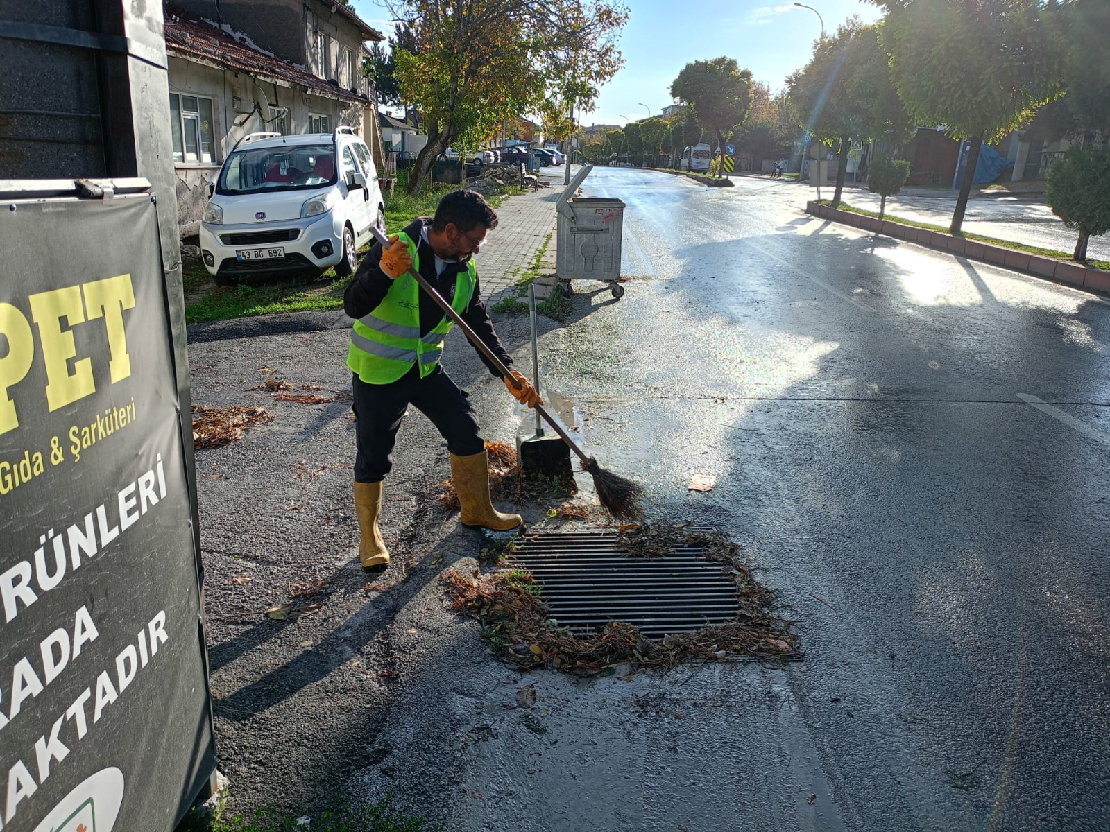 Kütahya’da Hasan Polatkan Caddesi’nde Yağmur Sonrası Temizlik