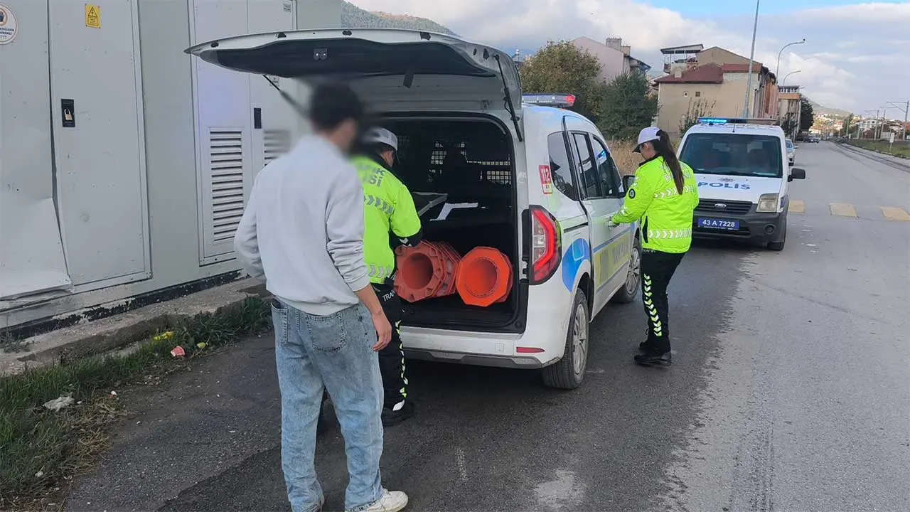 Kütahya’da Hızını Alamayan Otomobil, Iki Kişiye Çarptı3