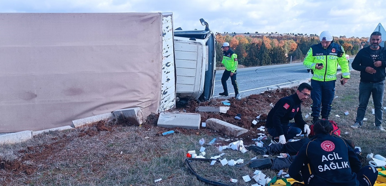 Kütahya'da Kargo Kamyonu Devrildi, Sürücü Yaralı (4)