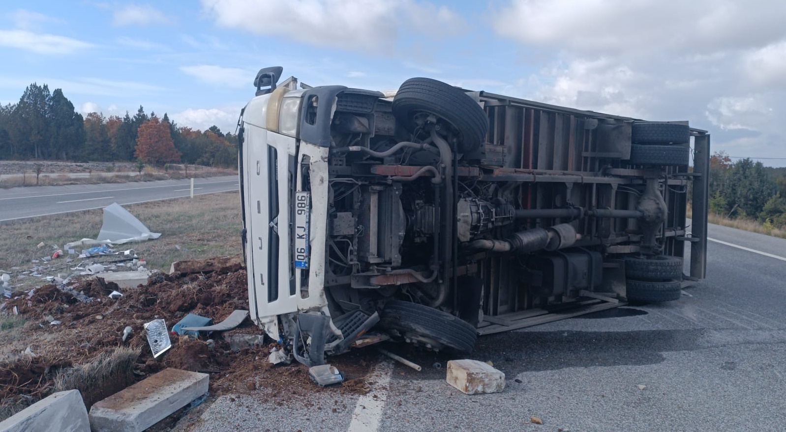 Kütahya'da Kargo Kamyonu Devrildi, Sürücü Yaralı (5)