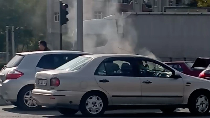 Kütahya’da Kırmızı Işıkta Bekleyen Otomobil Yandı 1