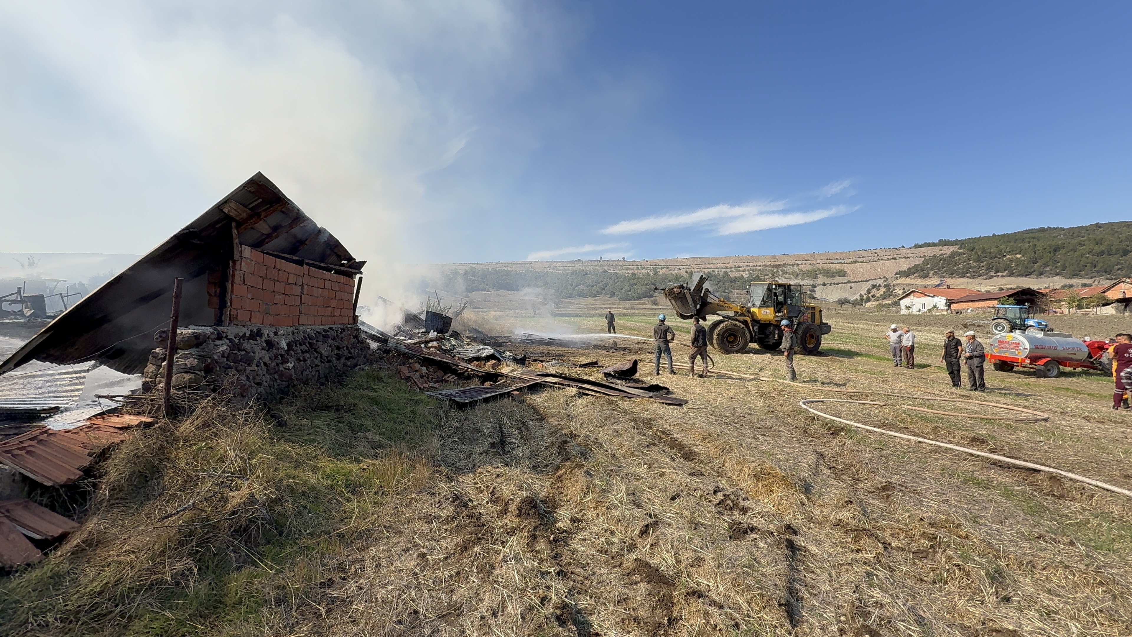 Kütahya'da Odunlukta Başlayan Yangında Ev Ve Traktör Yandı (2)