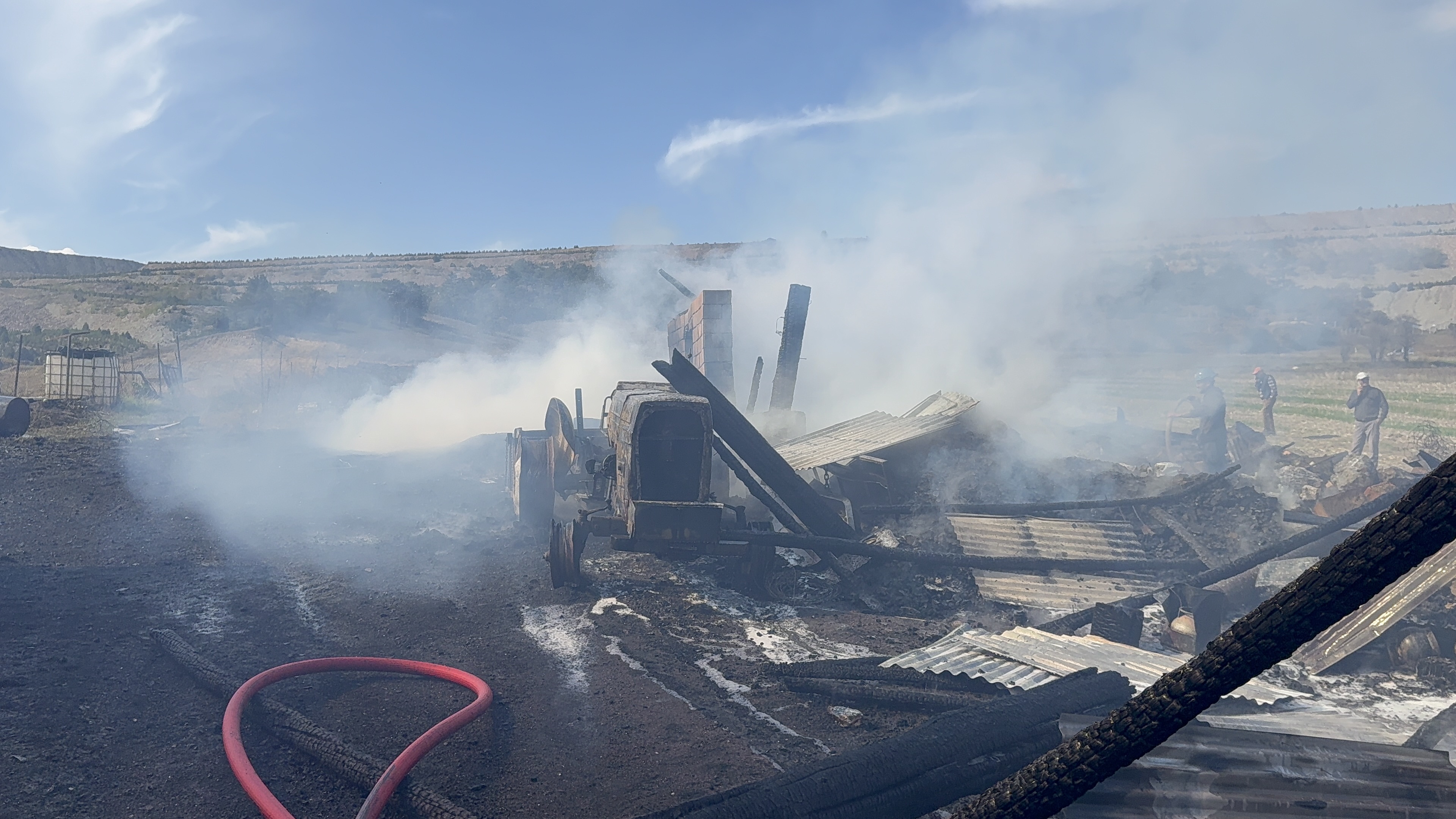 Kütahya'da Odunlukta Başlayan Yangında Ev Ve Traktör Yandı (3)