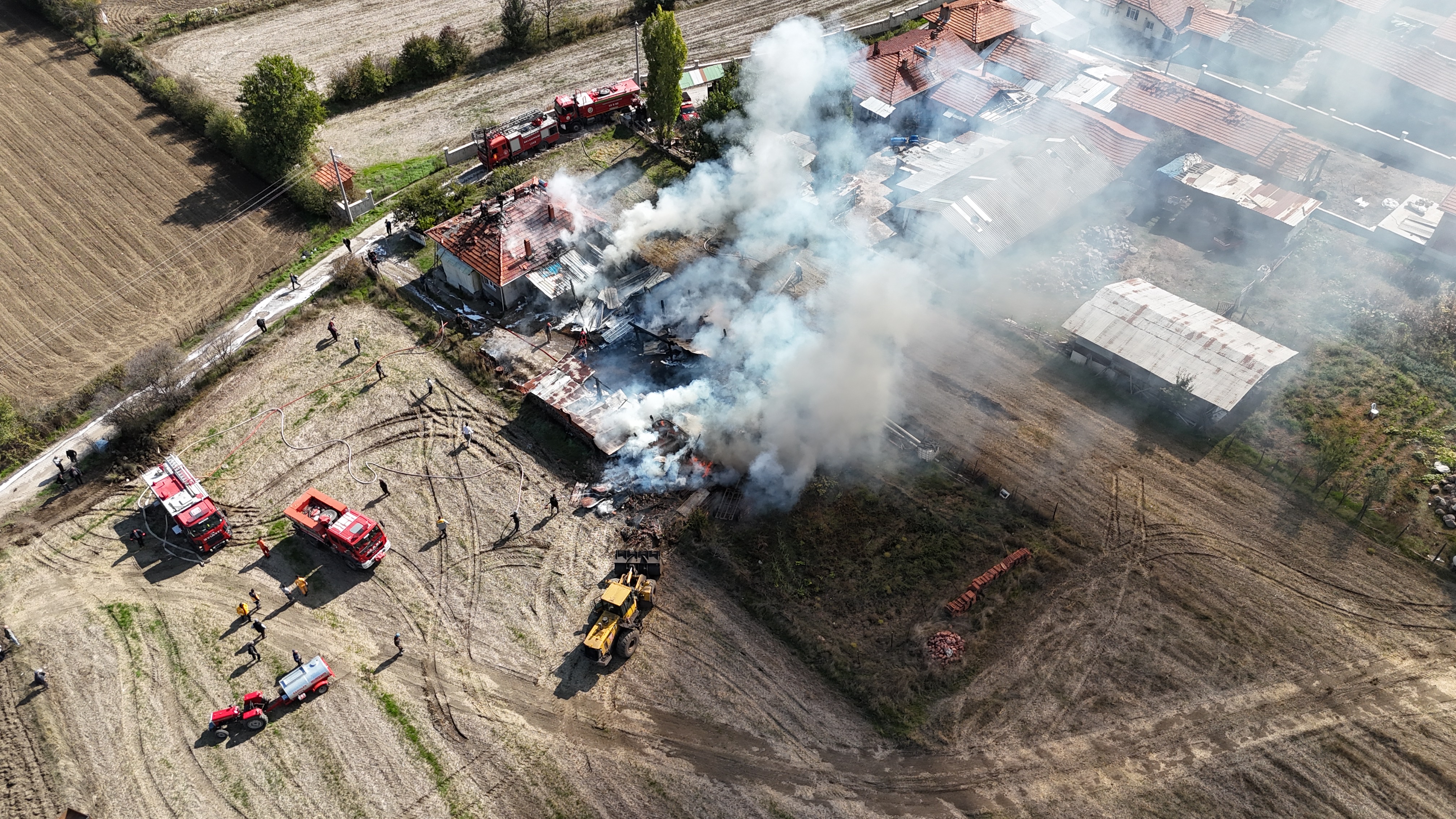Kütahya'da Odunlukta Başlayan Yangında Ev Ve Traktör Yandı (4)
