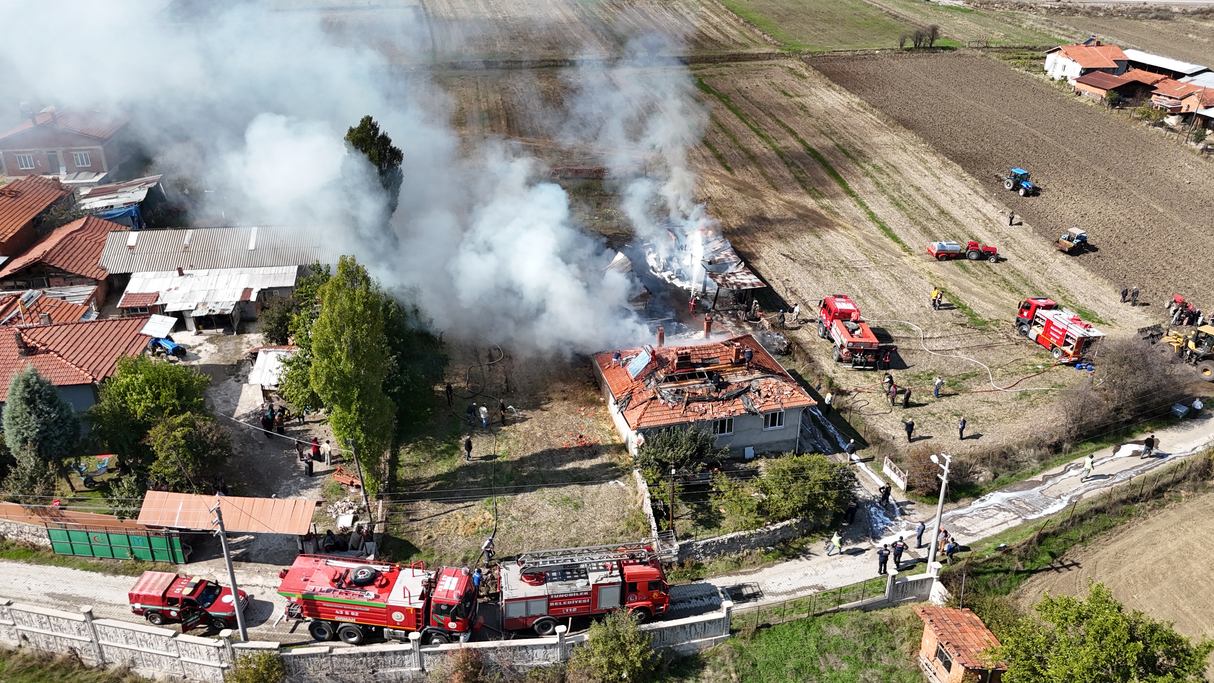 Kütahya'da Odunlukta Başlayan Yangında Ev Ve Traktör Yandı (5)
