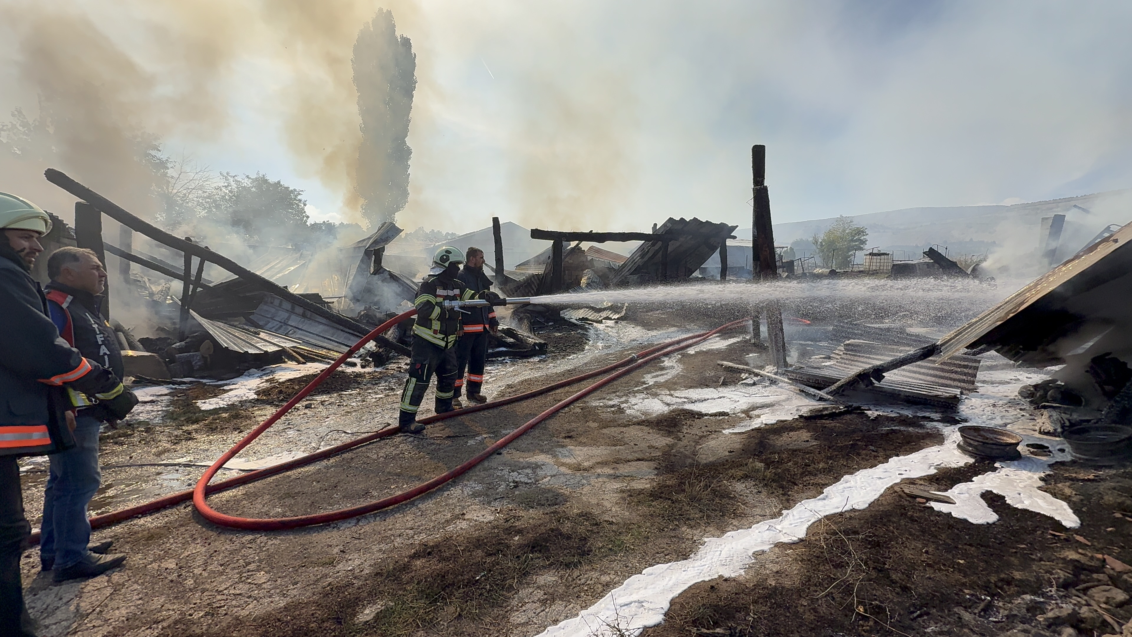 Kütahya'da Odunlukta Başlayan Yangında Ev Ve Traktör Yandı (6)