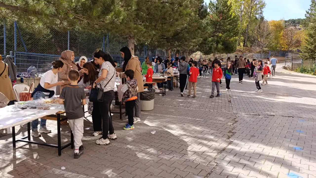 Kütahya’da Öğrenci, Öğretmen Ve Velilerinden Gazze Kermesi